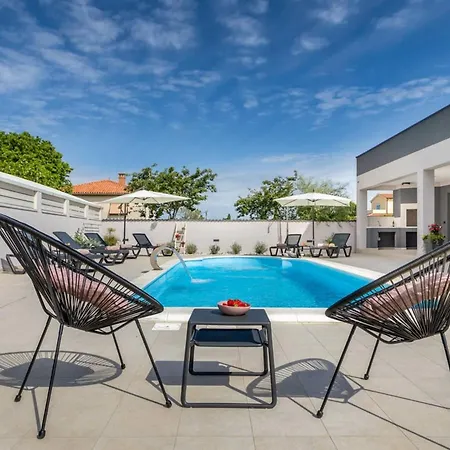Bed and breakfast Charming Fleury Villa With Private Pool - Before Booking Check The Host Profile!